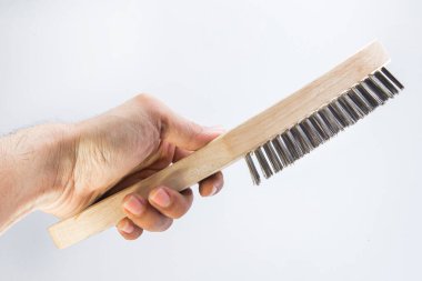 Yerleri silmek için pirinç tel fırça.