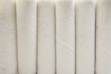 Beyaz arkaplanda boya silindiri.