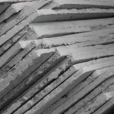 Alçıtaşı yığını inşaata hazırlanıyor.