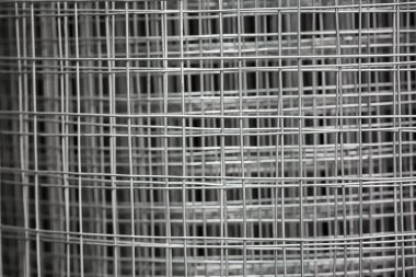 Kuşları ve hayvanları korumak için çelik örgü ruloları.