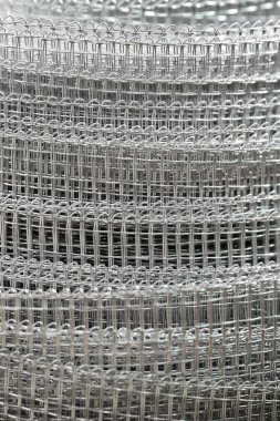 Kuşları ve hayvanları korumak için çelik örgü ruloları.