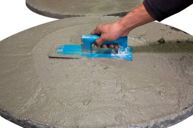 Islak çimentoya inşaat malası sürüyorum.