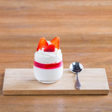 Çilekli meyve jölesi