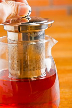 Çay, çaydanlık, çay, reçel, ekmek ve bal ile kahvaltı masası.