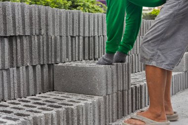 İnşaatta kullanılan tuğlalar.