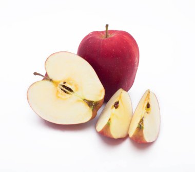Kırmızı elma beyaz arkaplanda izole edildi