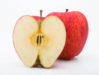 Kırmızı elma beyaz arkaplanda izole edildi