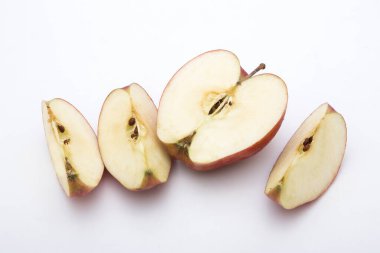 Kırmızı elma beyaz arkaplanda izole edildi