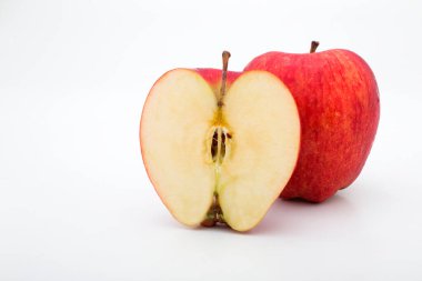 Kırmızı elma beyaz arkaplanda izole edildi
