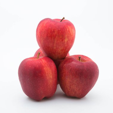 Kırmızı elma beyaz arkaplanda izole edildi