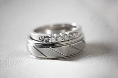 Gelin ve damadın alyansı.