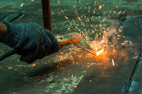 Meccanico Sta Saldando Acciaio Con Scintille — Foto Stock