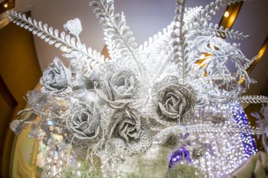 Düğünde güzel dekore edilmiş ve düzenlenmiş çiçekler.