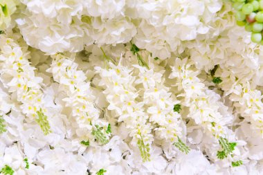 Düğünde güzel dekore edilmiş ve düzenlenmiş çiçekler.