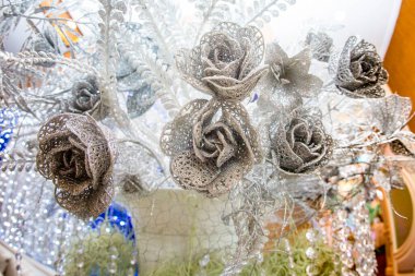 Düğünde güzel dekore edilmiş ve düzenlenmiş çiçekler.