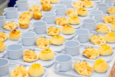 Açık büfe restoran partisinde bir masa.