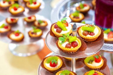 Açık büfe restoran partisinde bir masa.