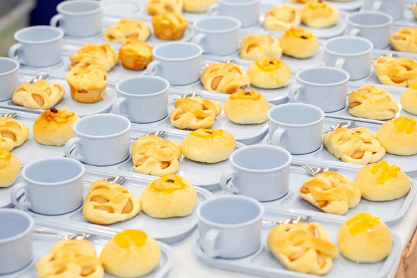 Açık büfe restoran partisinde bir masa.