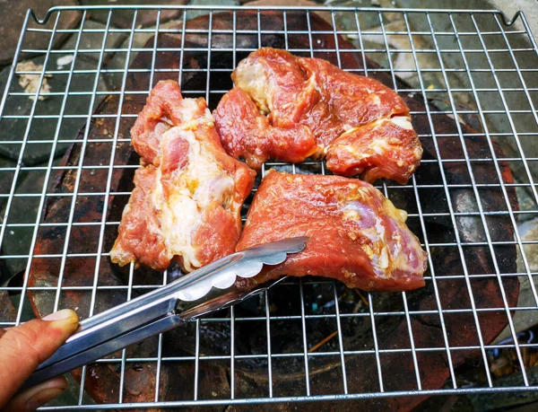 チャコールグリルで焼きたての豚肉 — ストック写真