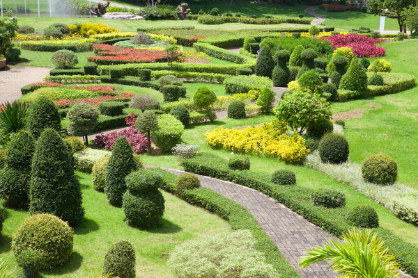 Ландшафтный дизайн в саду. Тропинка в саду.
