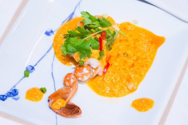 Yengeç kızartması ve Çin köri tozu.