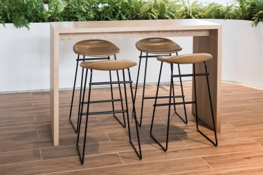 Güzel bir bahçede masa ve sandalye..