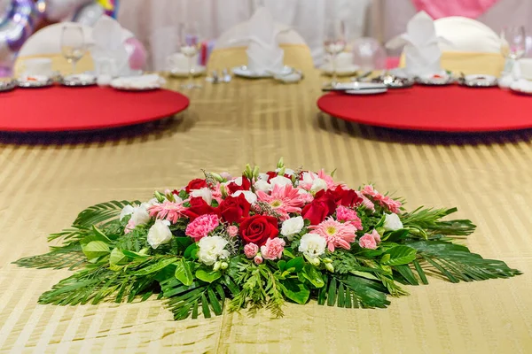 Fiori Sono Ben Disposti Sul Tavolo — Foto Stock