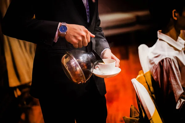 Mit Der Hand Einen Kaffee Zubereiten Und Eine Weiße Tasse — Stockfoto