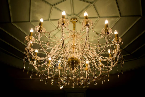 Gyönyörű Crystal Chandelier Bankett Teremben — Stock Fotó