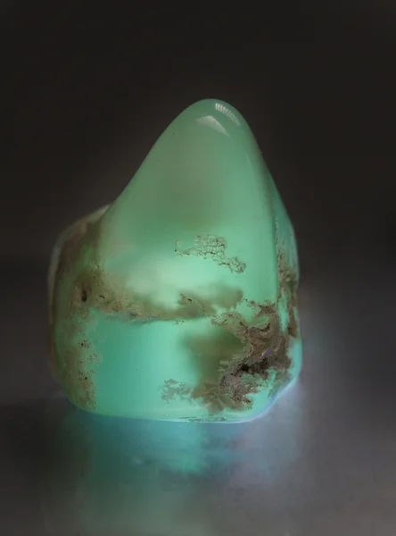 Glänzender Chrysoprase-Stein im Dunkeln — Stockfoto