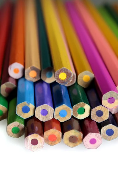 Creioane colorate izolate pe alb — Fotografie, imagine de stoc