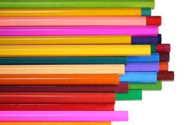 parlak renkli kalemler üzerinde beyaz izole