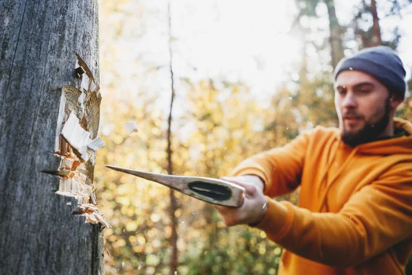 森の中の彼の手のチョップ木の斧で強く残酷な腰椎 木のチップが離れて飛ぶ ぼやけた背景 — ストック写真