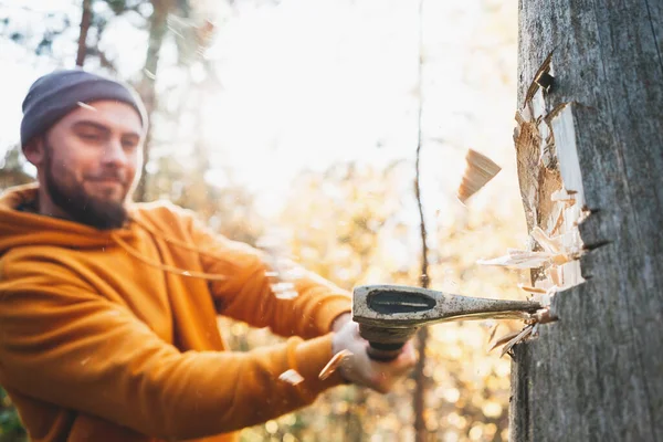 Forte Boscaiolo Tiene Ascia Con Entrambe Mani Taglia Grande Albero — Foto Stock