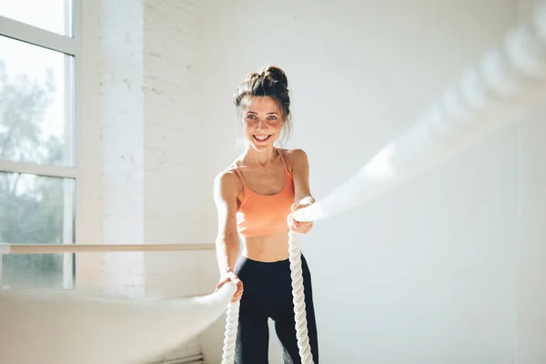 Atleta Forma Femenina Usando Cuerdas Entrenamiento Para Ejercicios Mujer Fitness — Foto de Stock