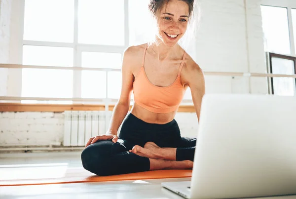 Yoga Kvinna Instruktör Tar Online Lektion Med Videosamtal Bärbar Dator — Stockfoto