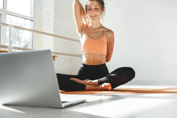 Fitness Instruktör Med Virtuell Yoga Klass Med Videosamtal Laptop Fjärryoga — Stockfoto