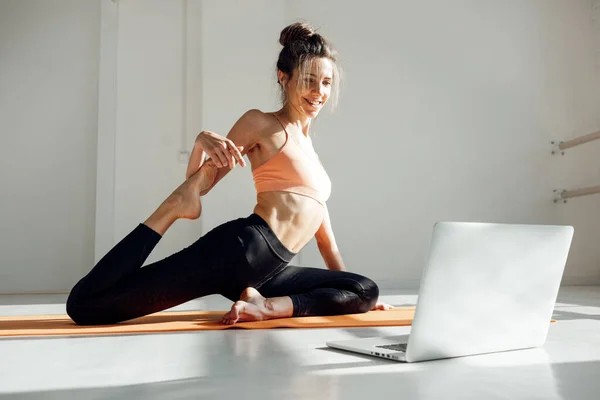 Instructora Yoga Tomando Lecciones Línea Usando Videollamada Computadora Portátil — Foto de Stock