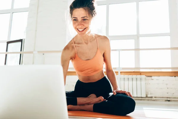 Leende Yoga Flicka Instruktör Tar Online Lektion Med Videosamtal Bärbar — Stockfoto
