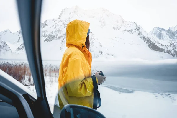 Sozinha Mulher Corajosa Fotógrafa Viajante Olhando Para Montanhas Inverno Explorador — Fotografia de Stock