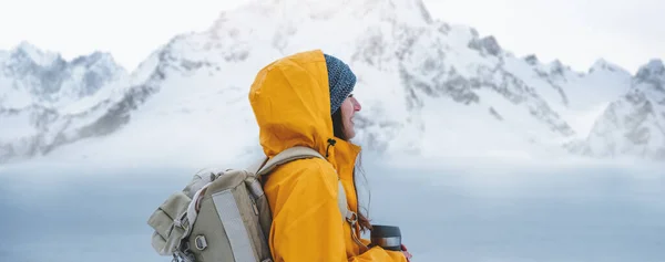 Viajante Mulher Corajoso Sozinho Com Mochila Olhando Para Montanhas Inverno — Fotografia de Stock