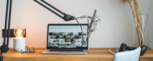 Interior Studio Podcast Ruang Kecil Untuk Podcaster Mikrofon Suara Laptop — Stok Foto