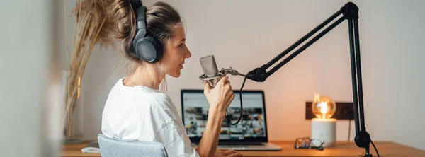Una Imagen Amplia Mujer Podcaster Streaming Difusión Podcast Desde Estudio Fotos De Stock