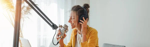 Sonriente Presentadora Radio Femenina Grabando Transmitiendo Podcast Desde Estudio Casero Fotos De Stock Sin Royalties Gratis
