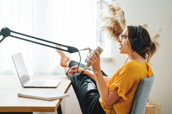 Wanita Podcaster Streaming Dan Siaran Podcast Nya Dari Studio Buatan — Stok Foto