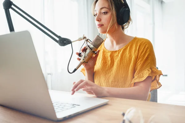 Joven Presentadora Radio Femenina Grabando Transmitiendo Podcast Desde Estudio Casa Fotos De Stock Sin Royalties Gratis