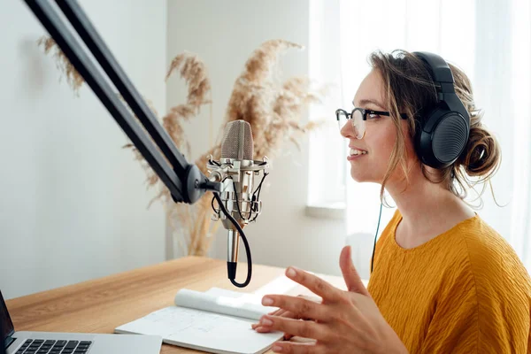 Mujer Podcaster Streaming Difusión Podcast Desde Estudio Casero Podcast Grabación Fotos De Stock