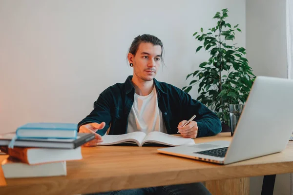 Studente Universitario Campus Durante Gli Studi Apprendimento Virtuale Superare Esame — Foto Stock