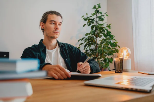 Studente Universitario Che Prepara Superare Esame Casa Giovane Uomo Prendere — Foto Stock