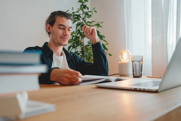 Allegro Studente Prendere Appunti Dal Computer Portatile Durante Apprendimento Online — Foto Stock